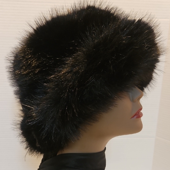 Elegant Black Faux Fur Hat - Picture 3 of 3